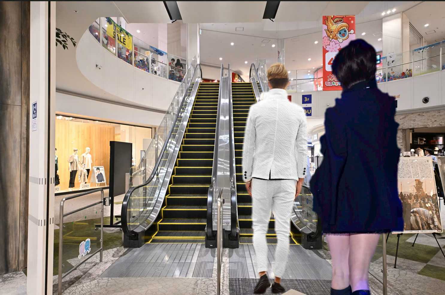 エスカレータ前