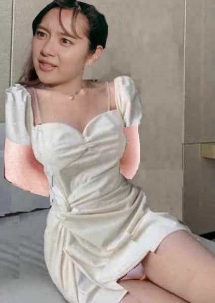 後ろ手パンツ丸見え