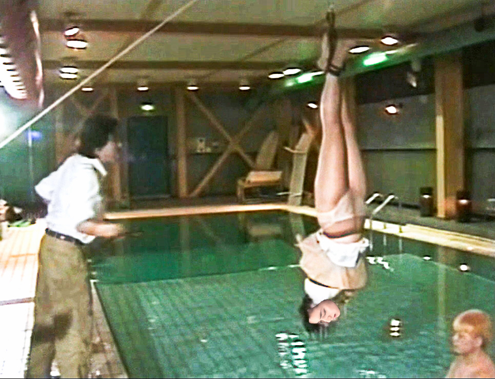 逆さ吊り着水直前