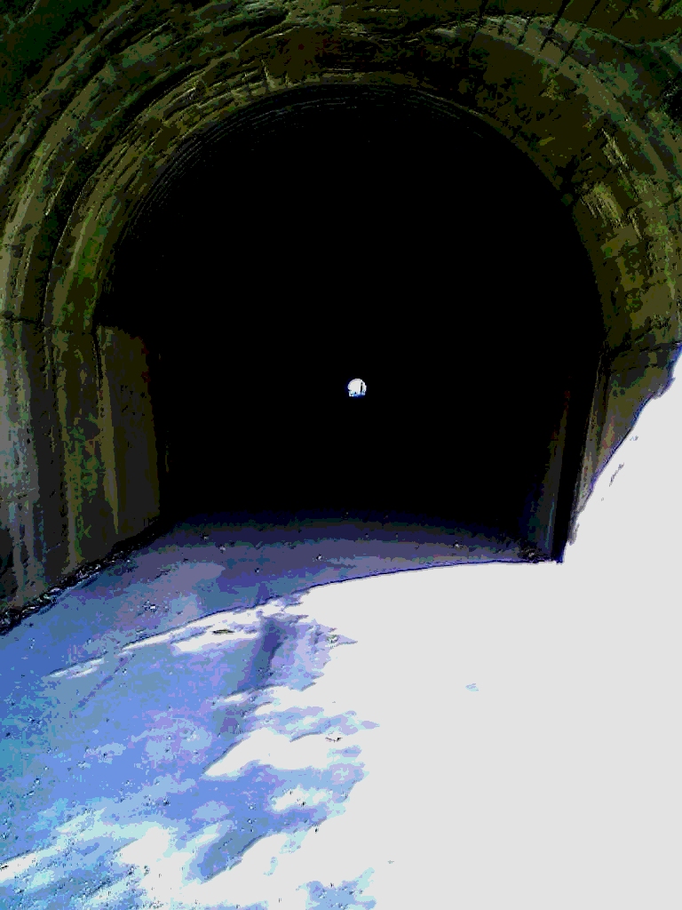 080出口の遠いトンネル