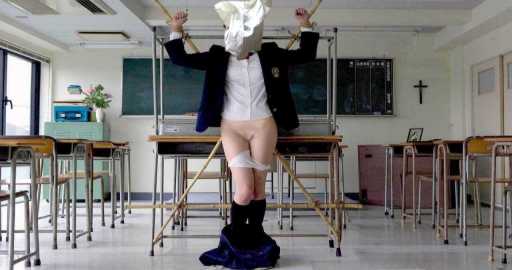 教室パンツ下し磔頭巾被せ